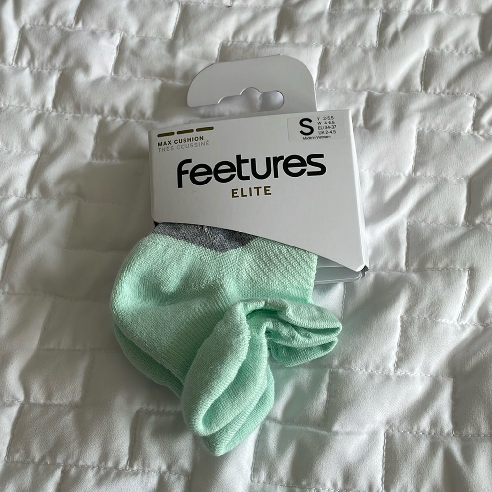 Brand New Feetures Max Cushion Elite Socks